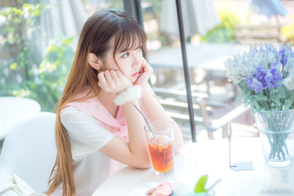 花一些时间，总会看清一些事。经历一些事情，总会看清一些人。不管爱情友情亲情，都是易碎品，一旦出现过裂缝，便很难恢复原貌；不论是谁对不起谁，那裂缝都如同两面刃，一面伤人一面伤己。一些事情，当我们年轻的时候，无法懂得，当我们懂得的时候，已不再年轻。